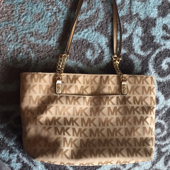 MK Purse gently used - Picture 1 of 3